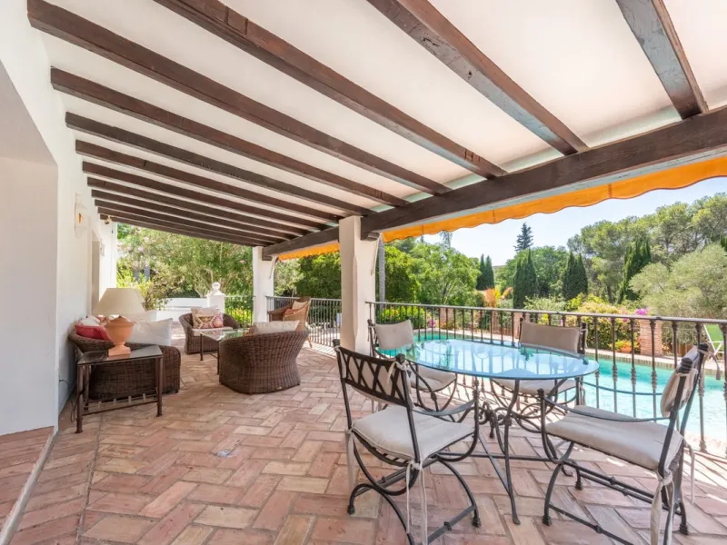 This Andalusian-style villa in El Paraiso Medio offers privacy, stunning views, and proximity to golf courses, and amenities.