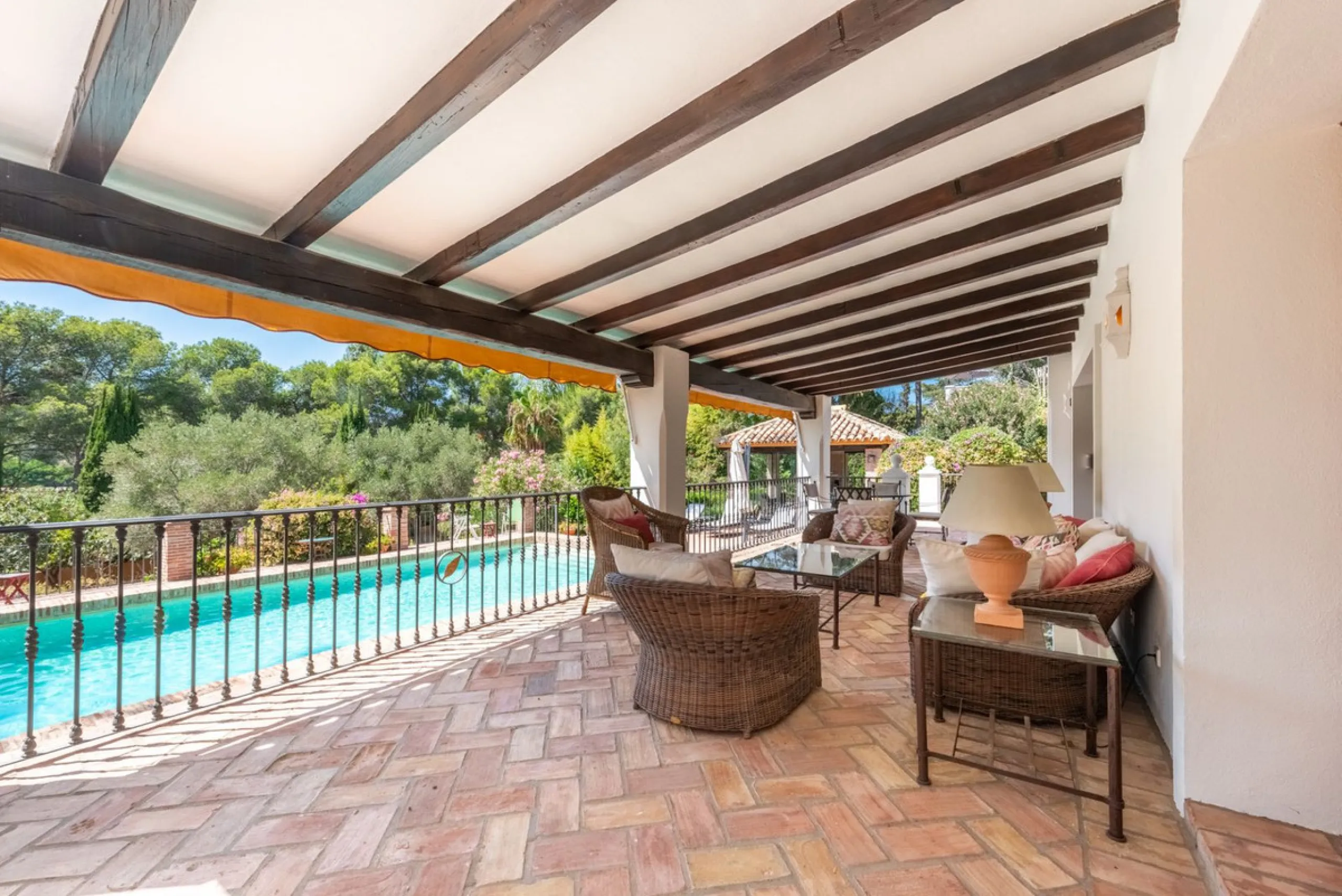This Andalusian-style villa in El Paraiso Medio offers privacy, stunning views, and proximity to golf courses, and amenities.