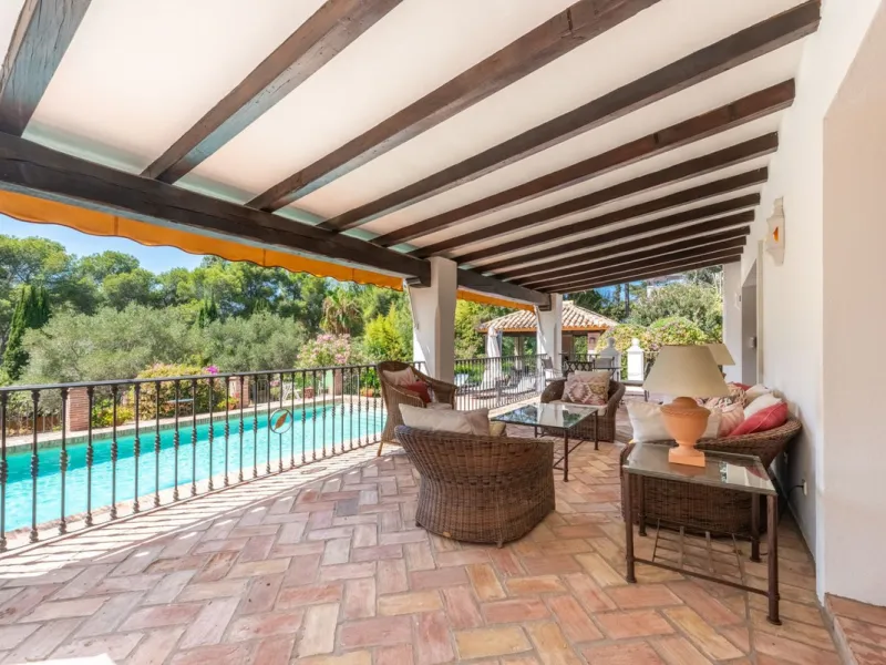 This Andalusian-style villa in El Paraiso Medio offers privacy, stunning views, and proximity to golf courses, and amenities.