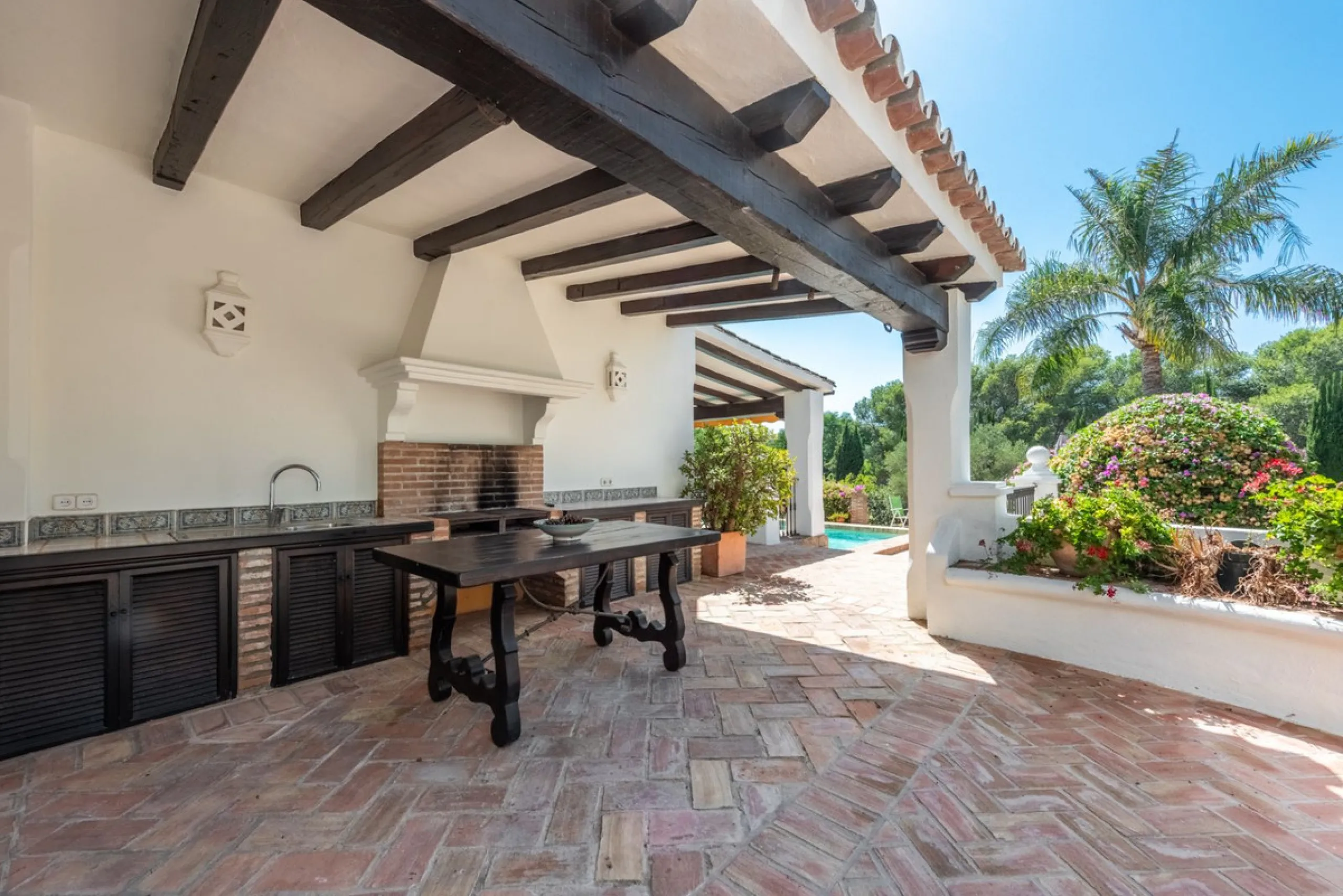 This Andalusian-style villa in El Paraiso Medio offers privacy, stunning views, and proximity to golf courses, and amenities.