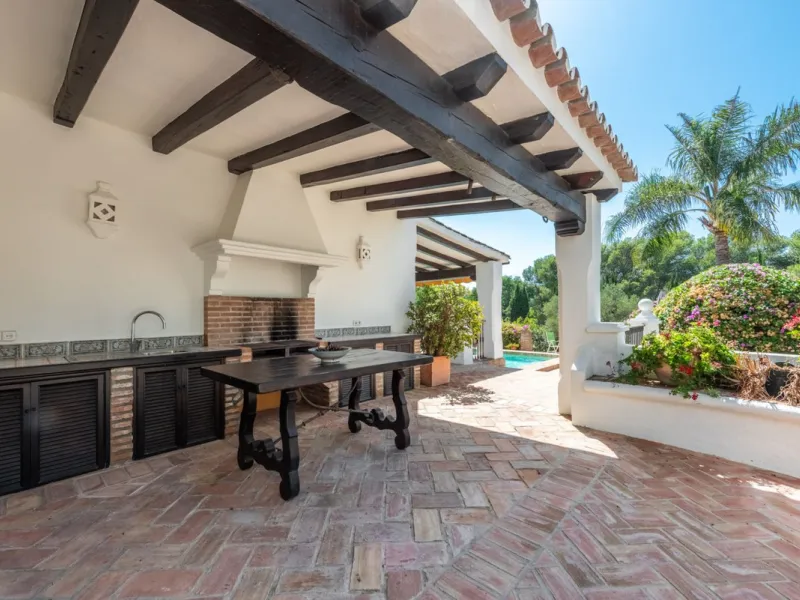 This Andalusian-style villa in El Paraiso Medio offers privacy, stunning views, and proximity to golf courses, and amenities.