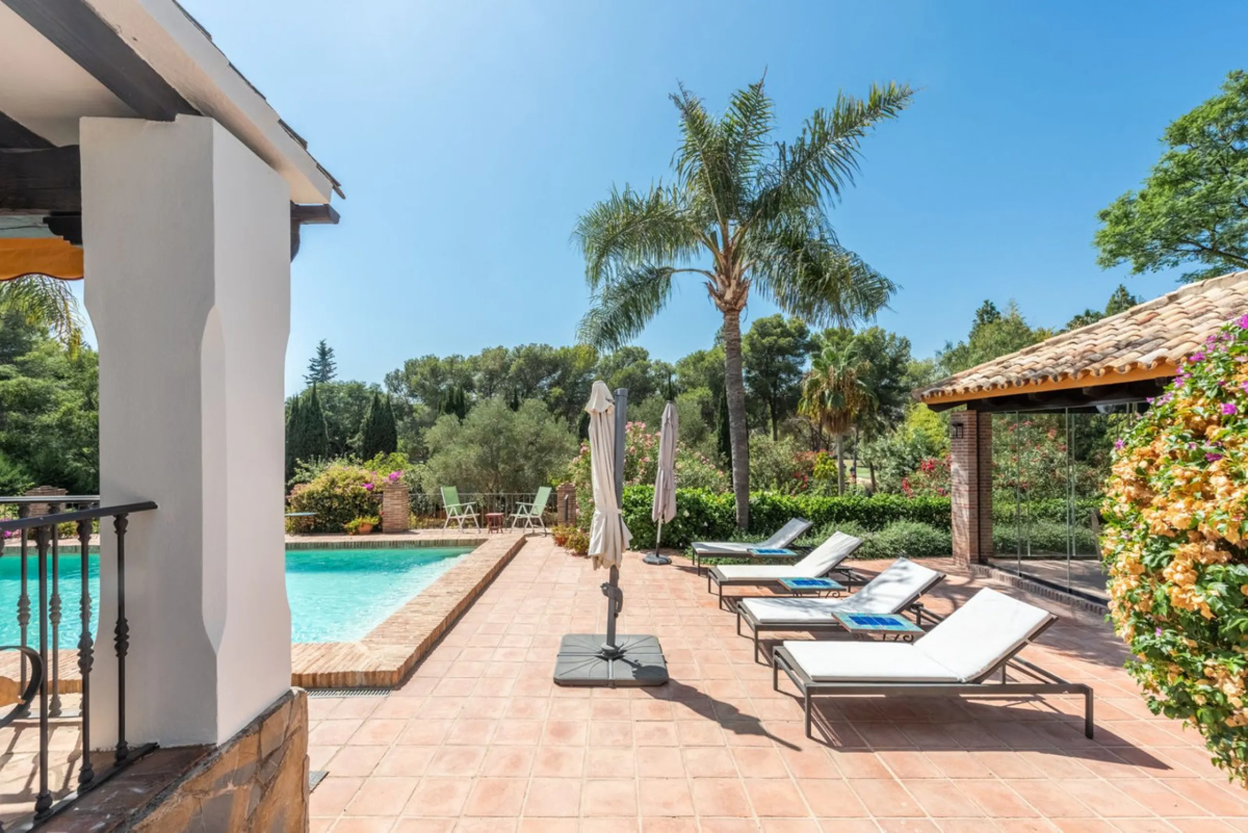 This Andalusian-style villa in El Paraiso Medio offers privacy, stunning views, and proximity to golf courses, and amenities.