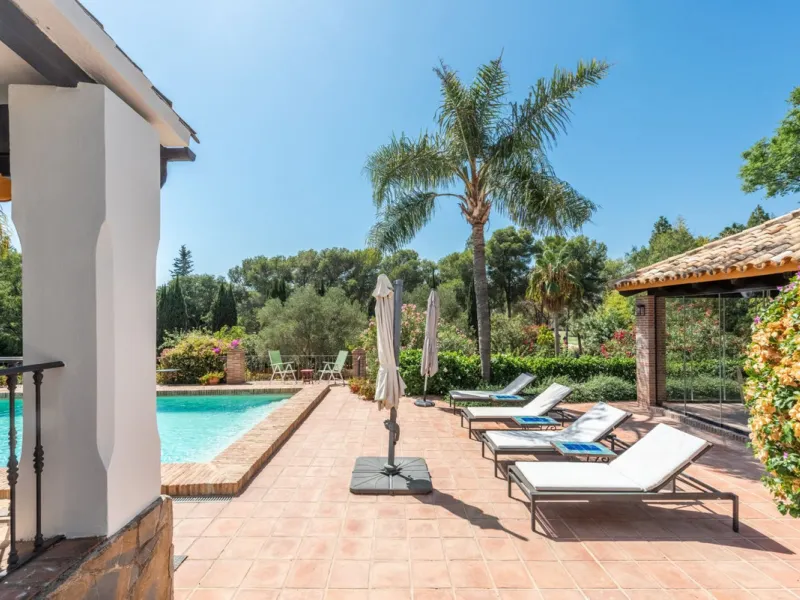 This Andalusian-style villa in El Paraiso Medio offers privacy, stunning views, and proximity to golf courses, and amenities.