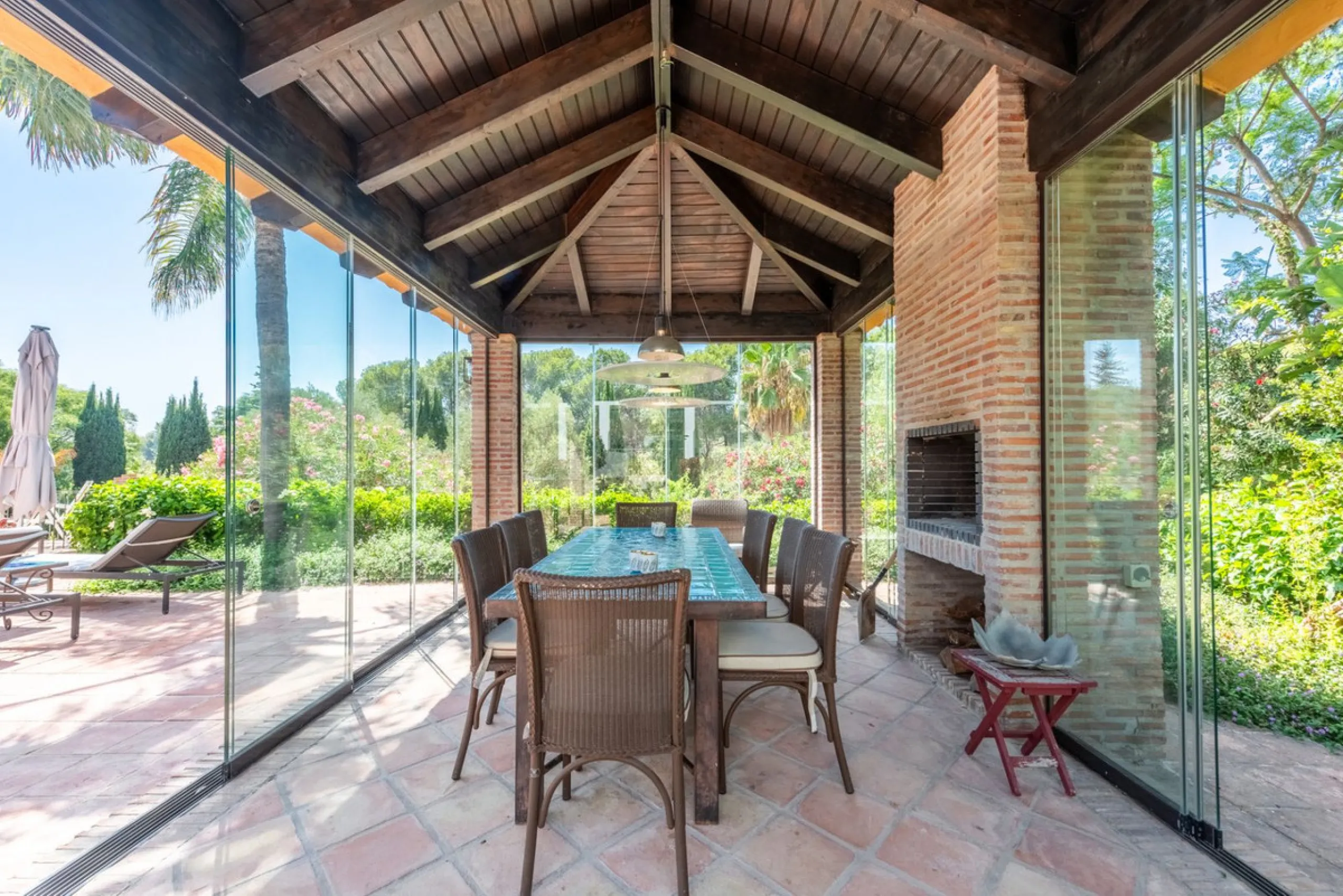 This Andalusian-style villa in El Paraiso Medio offers privacy, stunning views, and proximity to golf courses, and amenities.