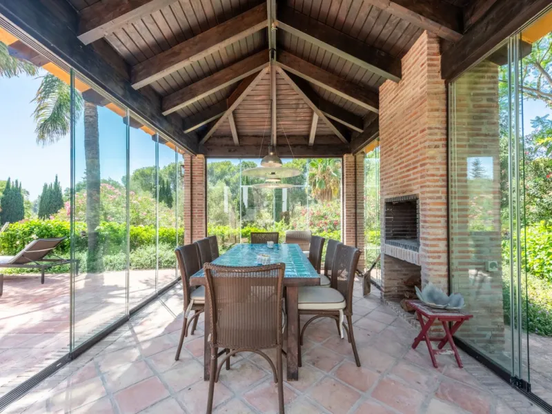 This Andalusian-style villa in El Paraiso Medio offers privacy, stunning views, and proximity to golf courses, and amenities.