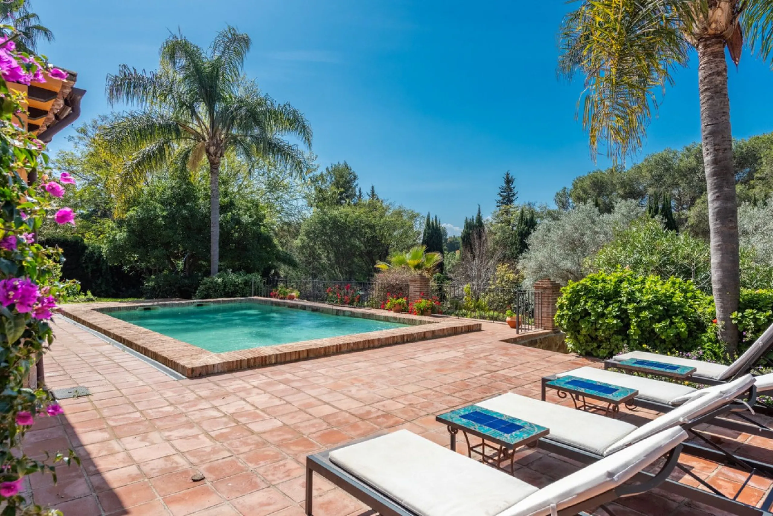 This Andalusian-style villa in El Paraiso Medio offers privacy, stunning views, and proximity to golf courses, and amenities.