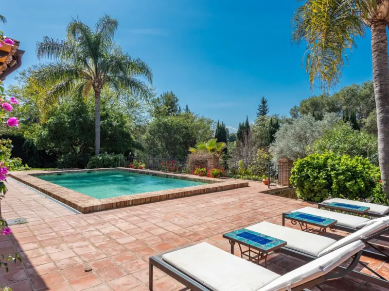 This Andalusian-style villa in El Paraiso Medio offers privacy, stunning views, and proximity to golf courses, and amenities.