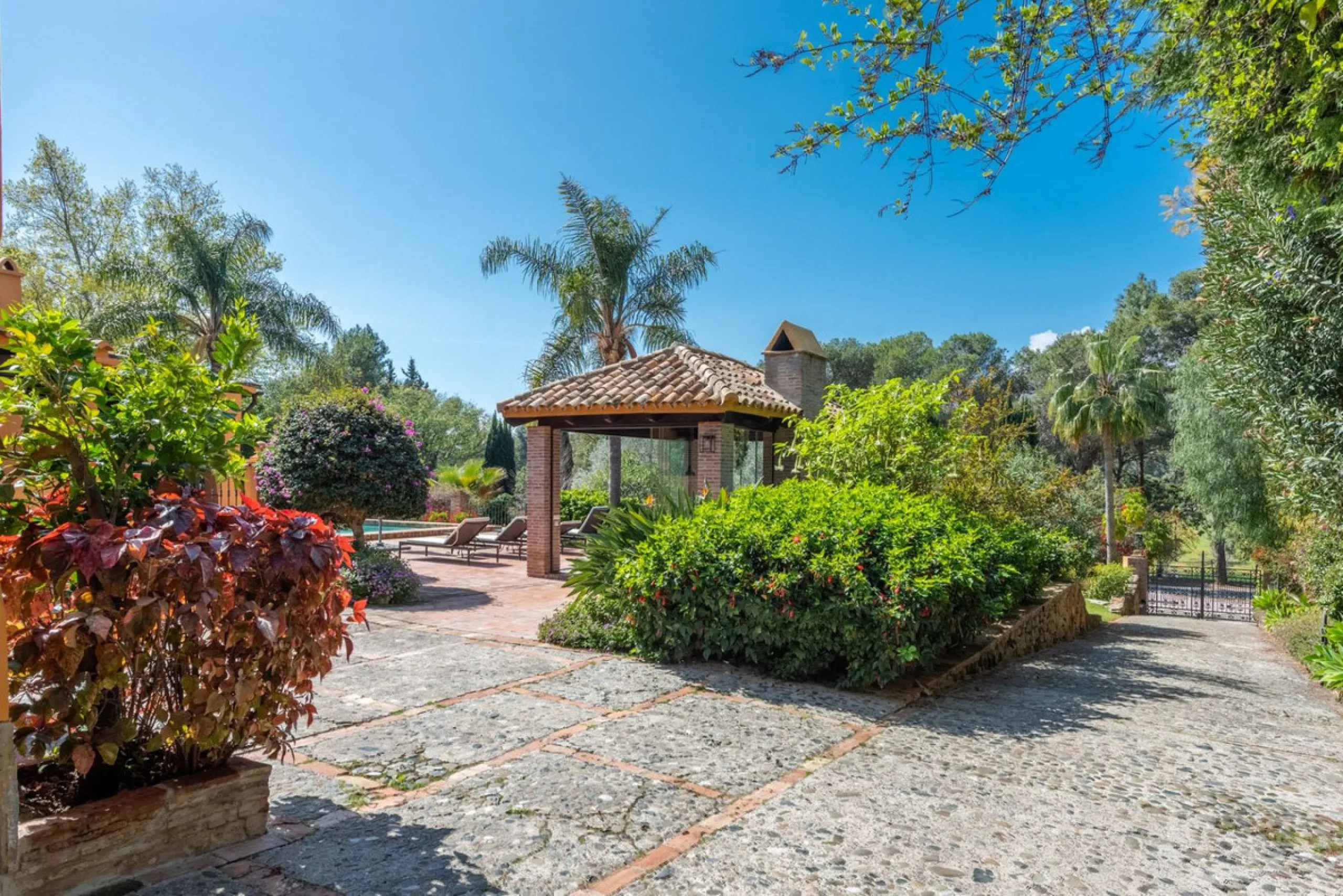This Andalusian-style villa in El Paraiso Medio offers privacy, stunning views, and proximity to golf courses, and amenities.