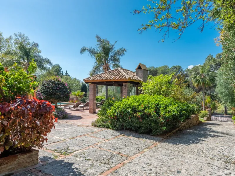 This Andalusian-style villa in El Paraiso Medio offers privacy, stunning views, and proximity to golf courses, and amenities.