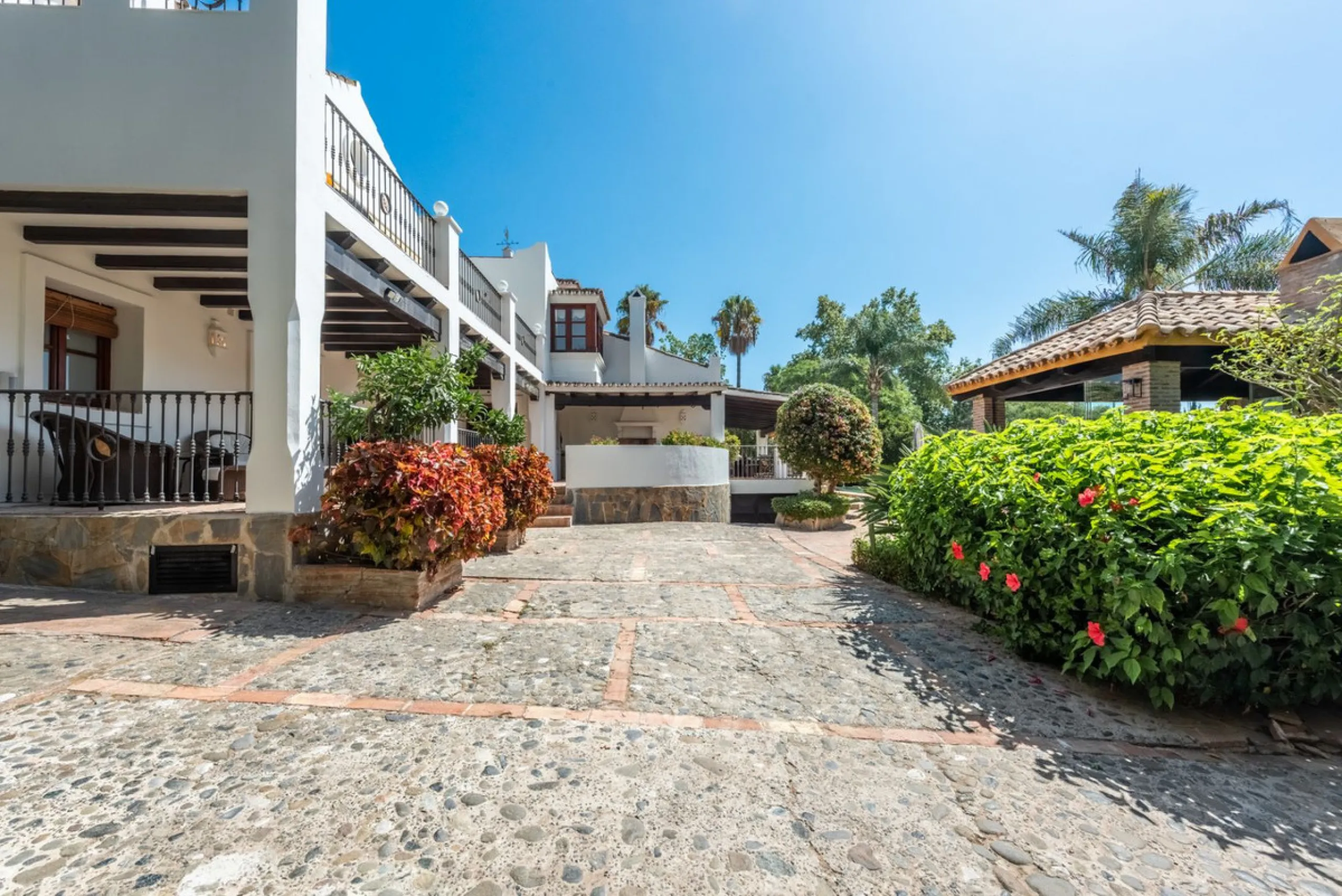 This Andalusian-style villa in El Paraiso Medio offers privacy, stunning views, and proximity to golf courses, and amenities.