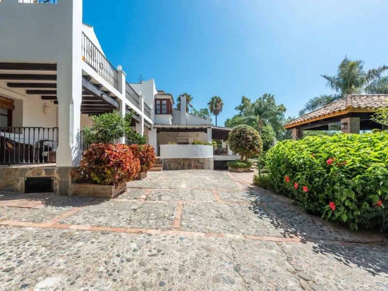 This Andalusian-style villa in El Paraiso Medio offers privacy, stunning views, and proximity to golf courses, and amenities.