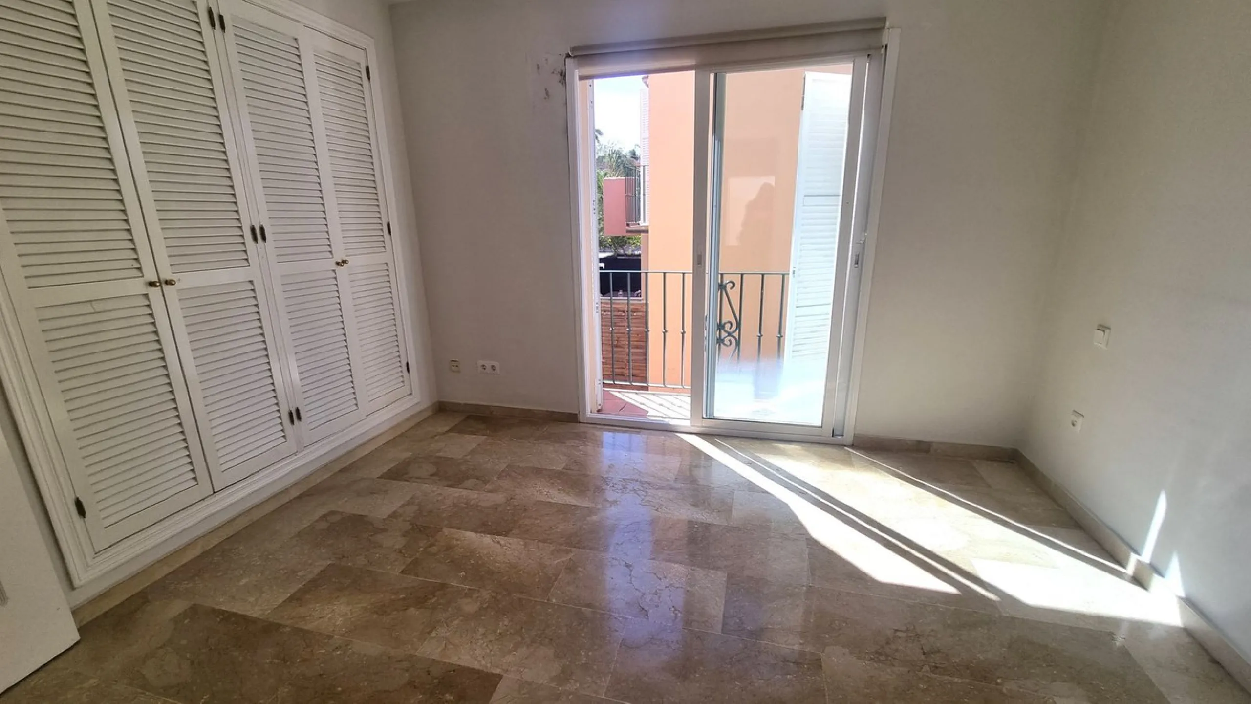 House - Townhouse в продаже в Marbella, Málaga. В доме 3 спален и 3 ванных комнат. Площадь дома 209 м²