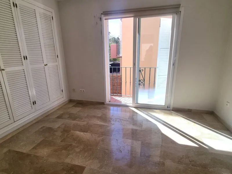 House - Townhouse в продаже в Marbella, Málaga. В доме 3 спален и 3 ванных комнат. Площадь дома 209 м²