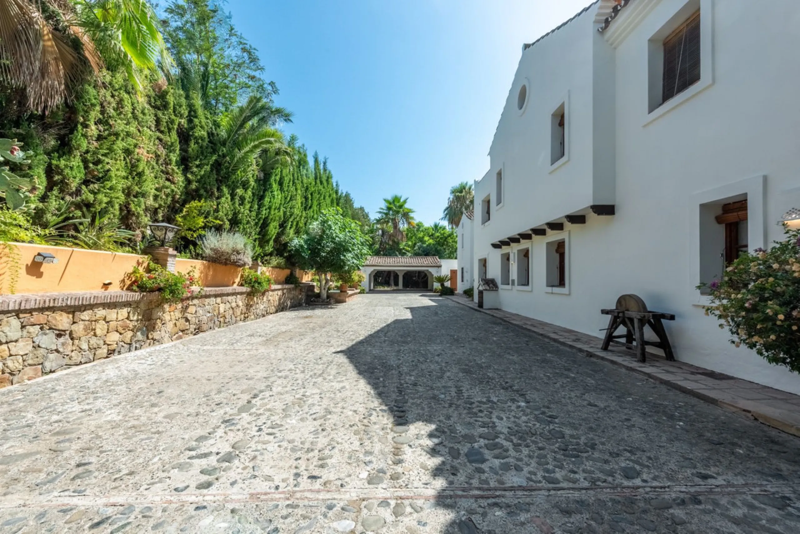 This Andalusian-style villa in El Paraiso Medio offers privacy, stunning views, and proximity to golf courses, and amenities.