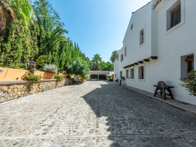 This Andalusian-style villa in El Paraiso Medio offers privacy, stunning views, and proximity to golf courses, and amenities.