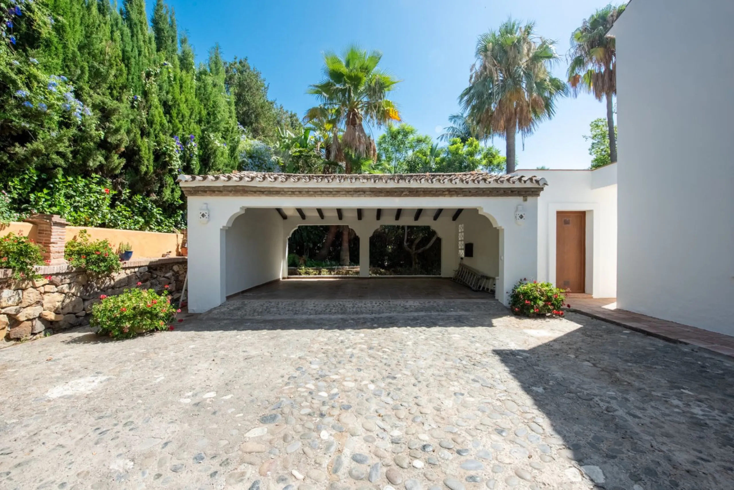 This Andalusian-style villa in El Paraiso Medio offers privacy, stunning views, and proximity to golf courses, and amenities.