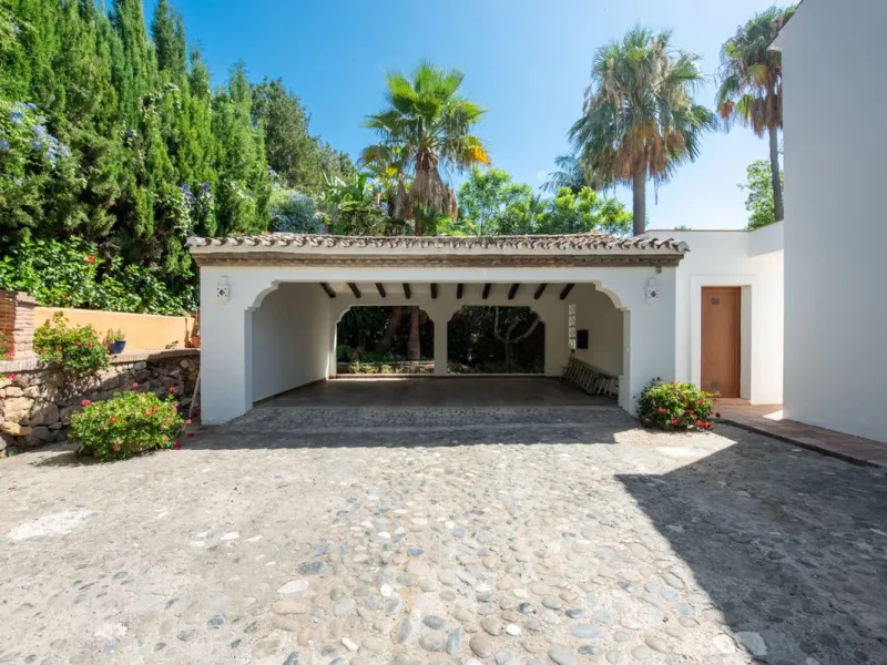 This Andalusian-style villa in El Paraiso Medio offers privacy, stunning views, and proximity to golf courses, and amenities.