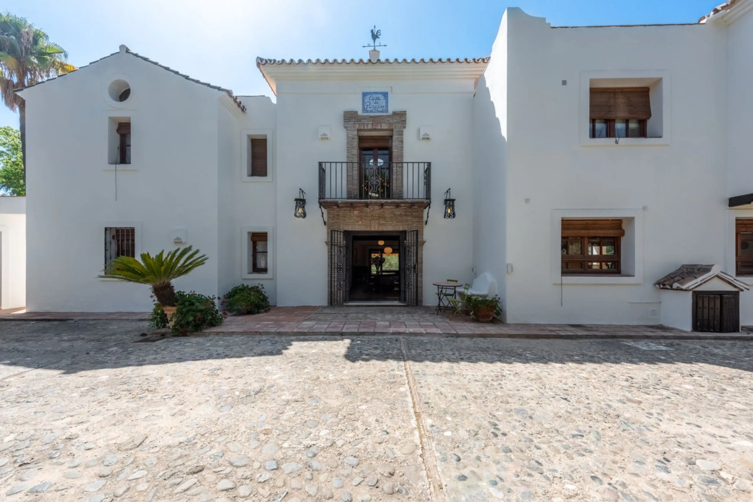 This Andalusian-style villa in El Paraiso Medio offers privacy, stunning views, and proximity to golf courses, and amenities.