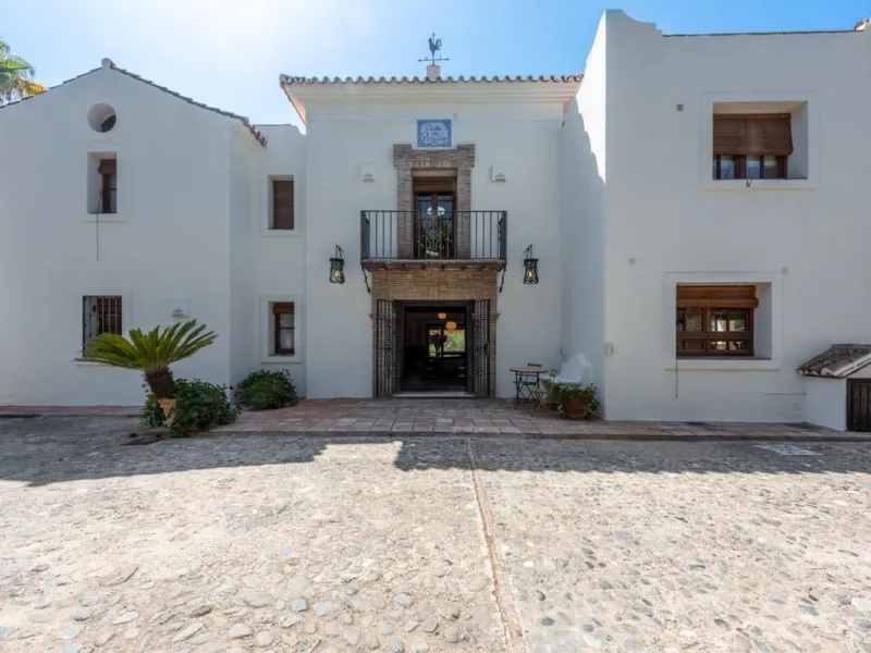 This Andalusian-style villa in El Paraiso Medio offers privacy, stunning views, and proximity to golf courses, and amenities.