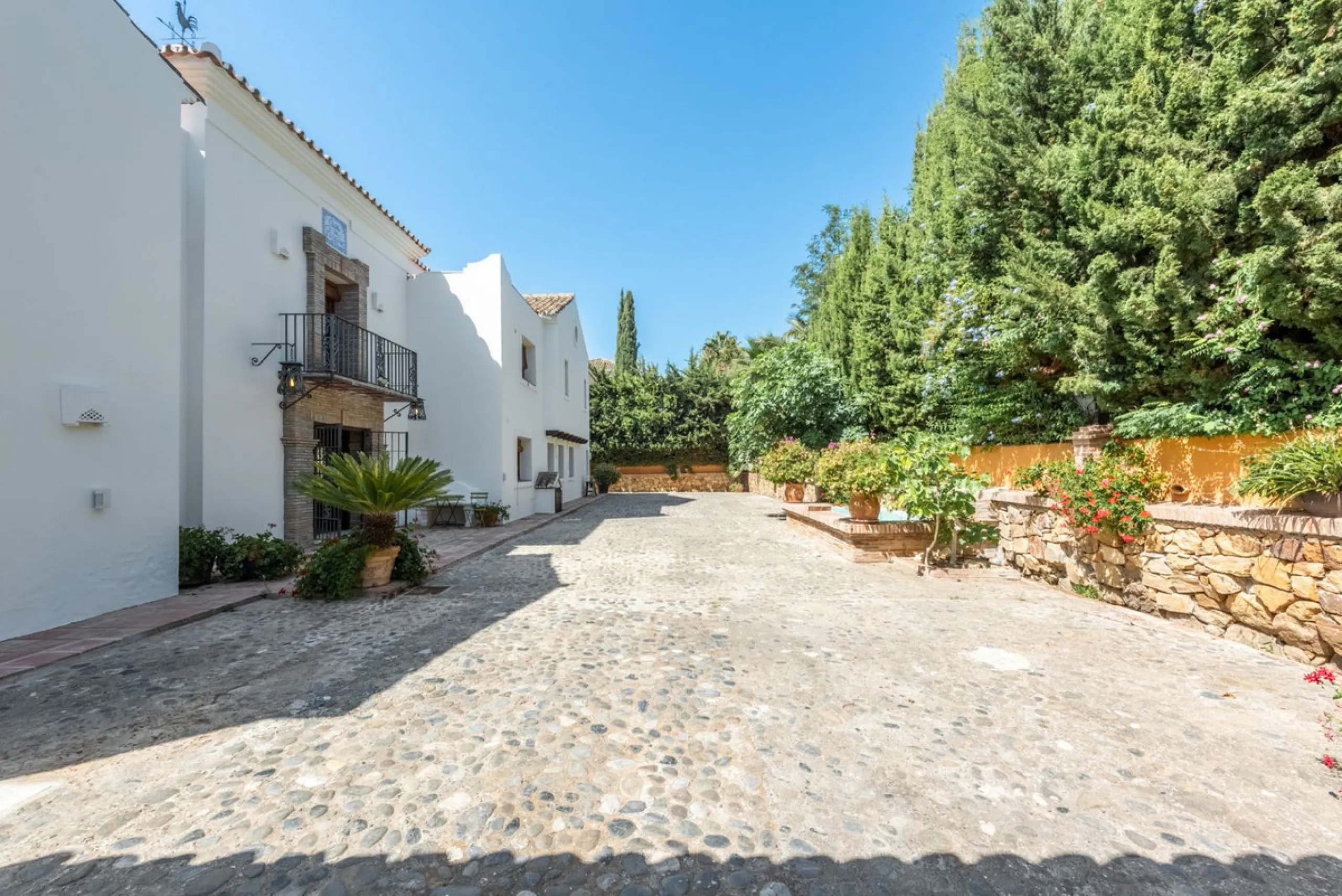 This Andalusian-style villa in El Paraiso Medio offers privacy, stunning views, and proximity to golf courses, and amenities.