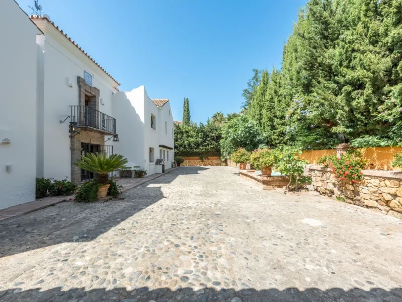 This Andalusian-style villa in El Paraiso Medio offers privacy, stunning views, and proximity to golf courses, and amenities.