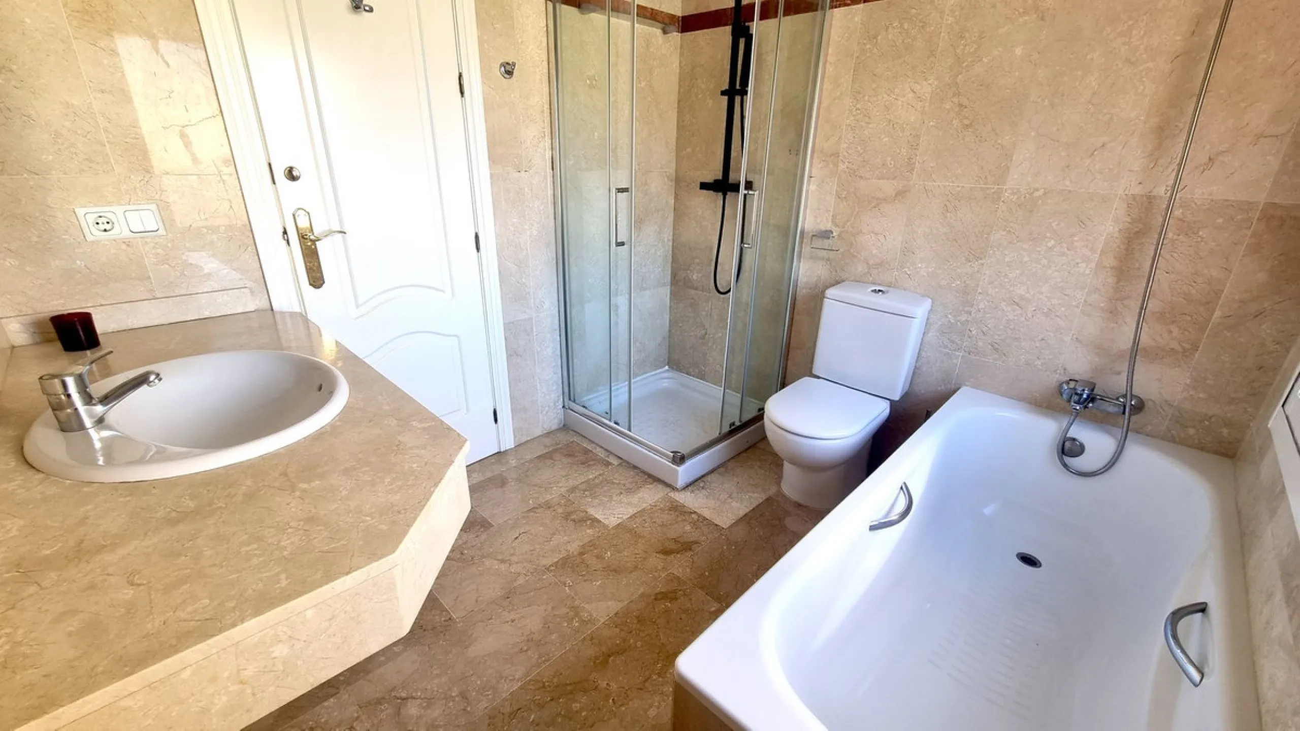 House - Townhouse в продаже в Marbella, Málaga. В доме 3 спален и 3 ванных комнат. Площадь дома 209 м²
