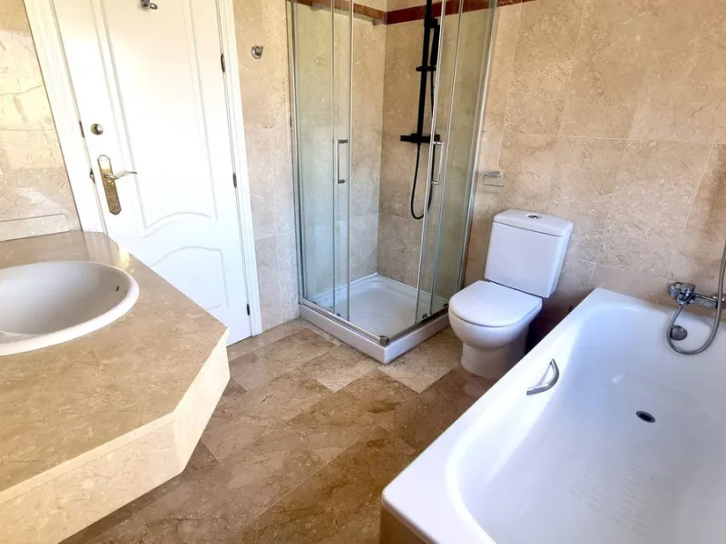 House - Townhouse в продаже в Marbella, Málaga. В доме 3 спален и 3 ванных комнат. Площадь дома 209 м²