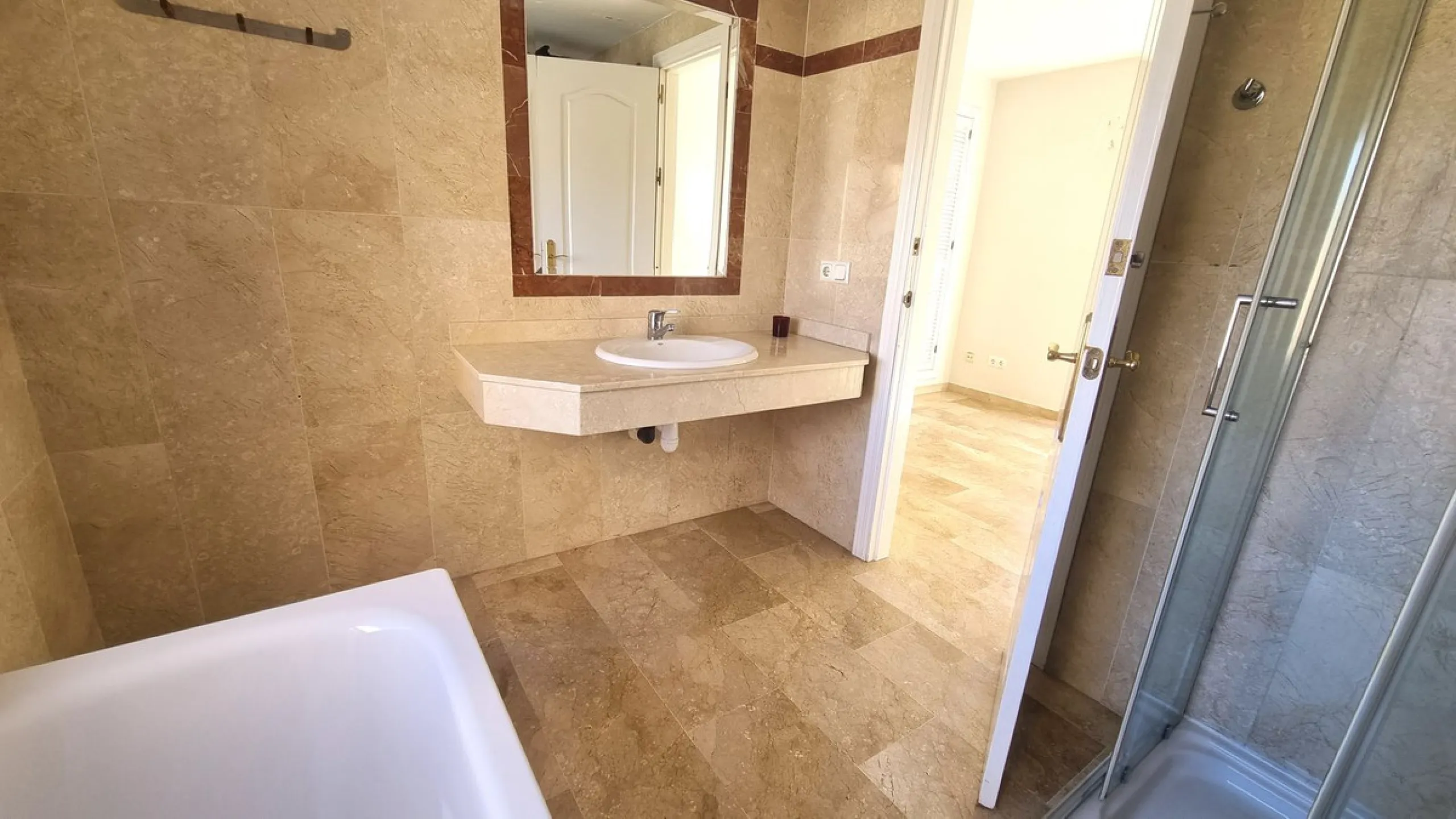 House - Townhouse в продаже в Marbella, Málaga. В доме 3 спален и 3 ванных комнат. Площадь дома 209 м²