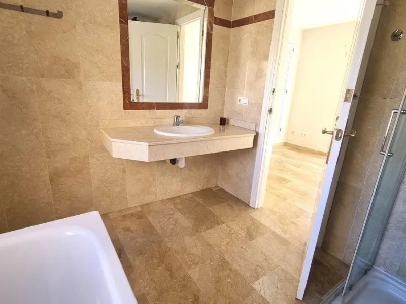House - Townhouse в продаже в Marbella, Málaga. В доме 3 спален и 3 ванных комнат. Площадь дома 209 м²