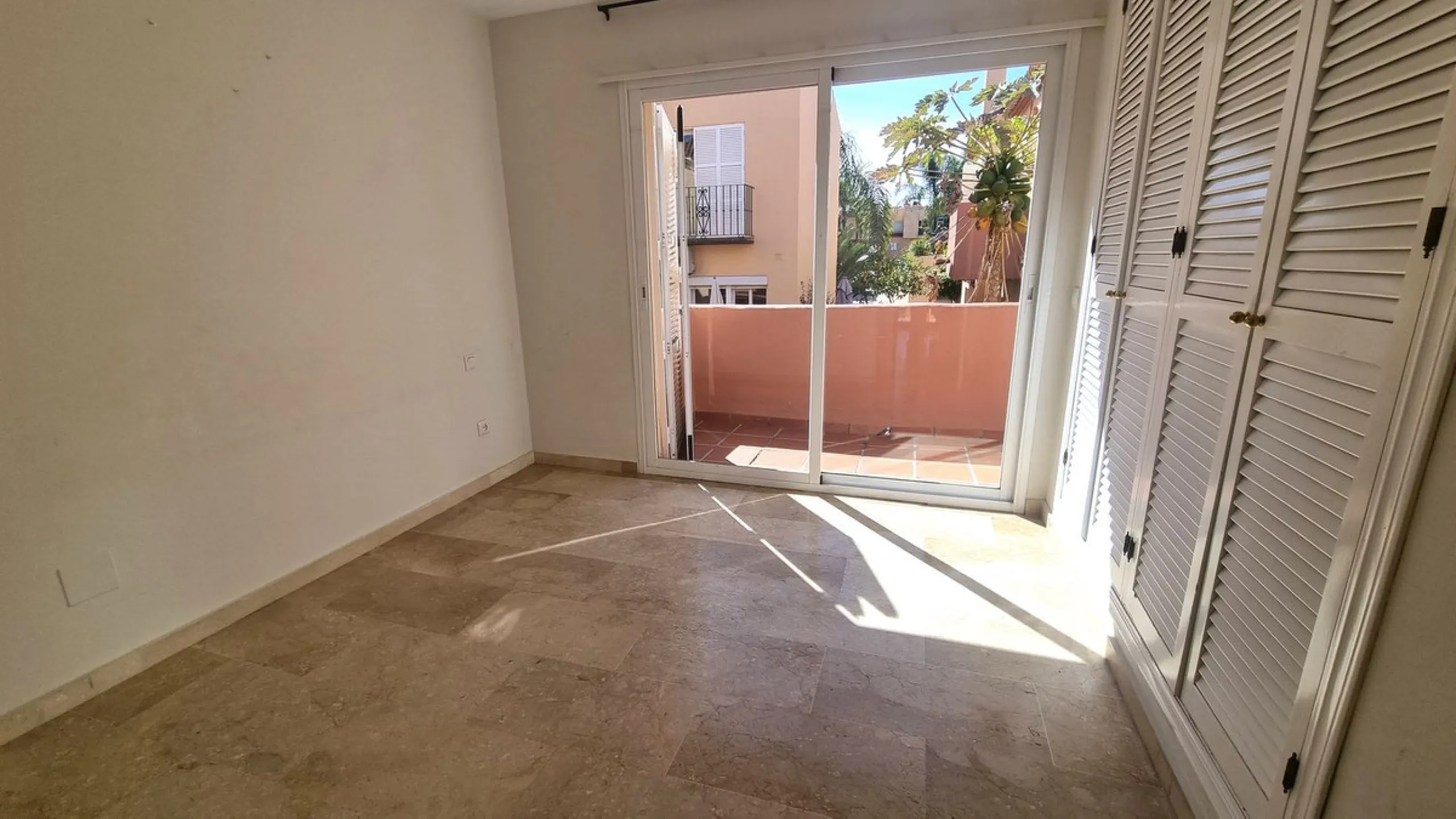 House - Townhouse в продаже в Marbella, Málaga. В доме 3 спален и 3 ванных комнат. Площадь дома 209 м²