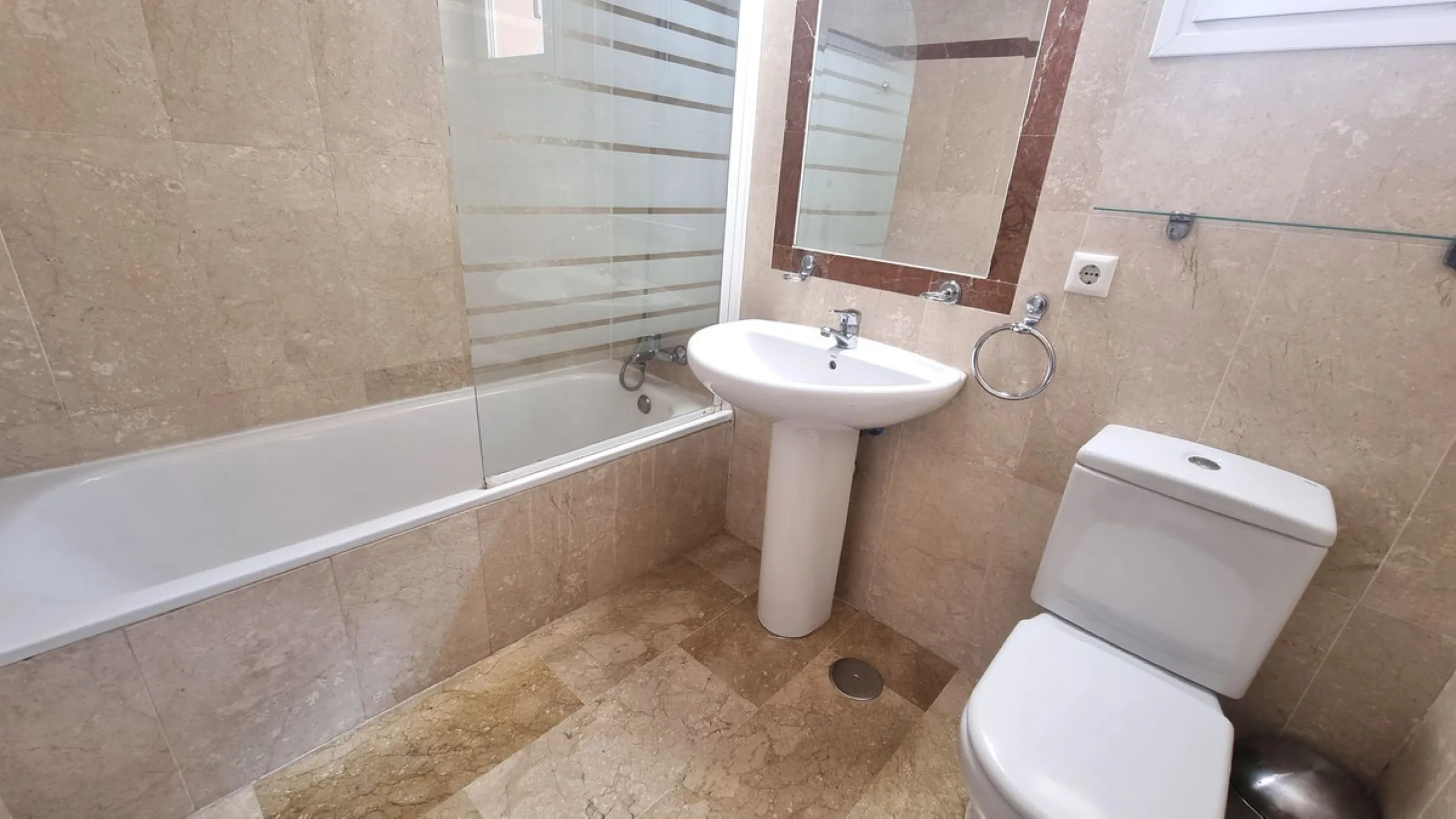 House - Townhouse в продаже в Marbella, Málaga. В доме 3 спален и 3 ванных комнат. Площадь дома 209 м²