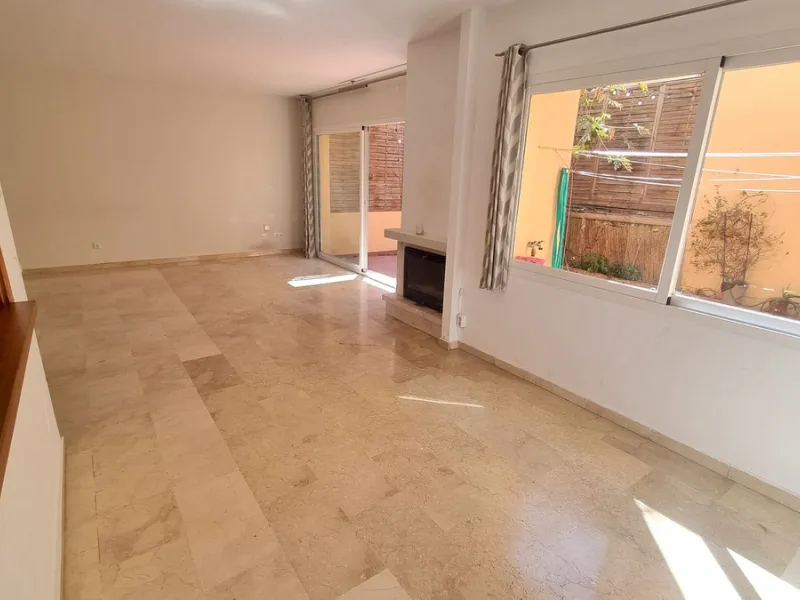 House - Townhouse в продаже в Marbella, Málaga. В доме 3 спален и 3 ванных комнат. Площадь дома 209 м²