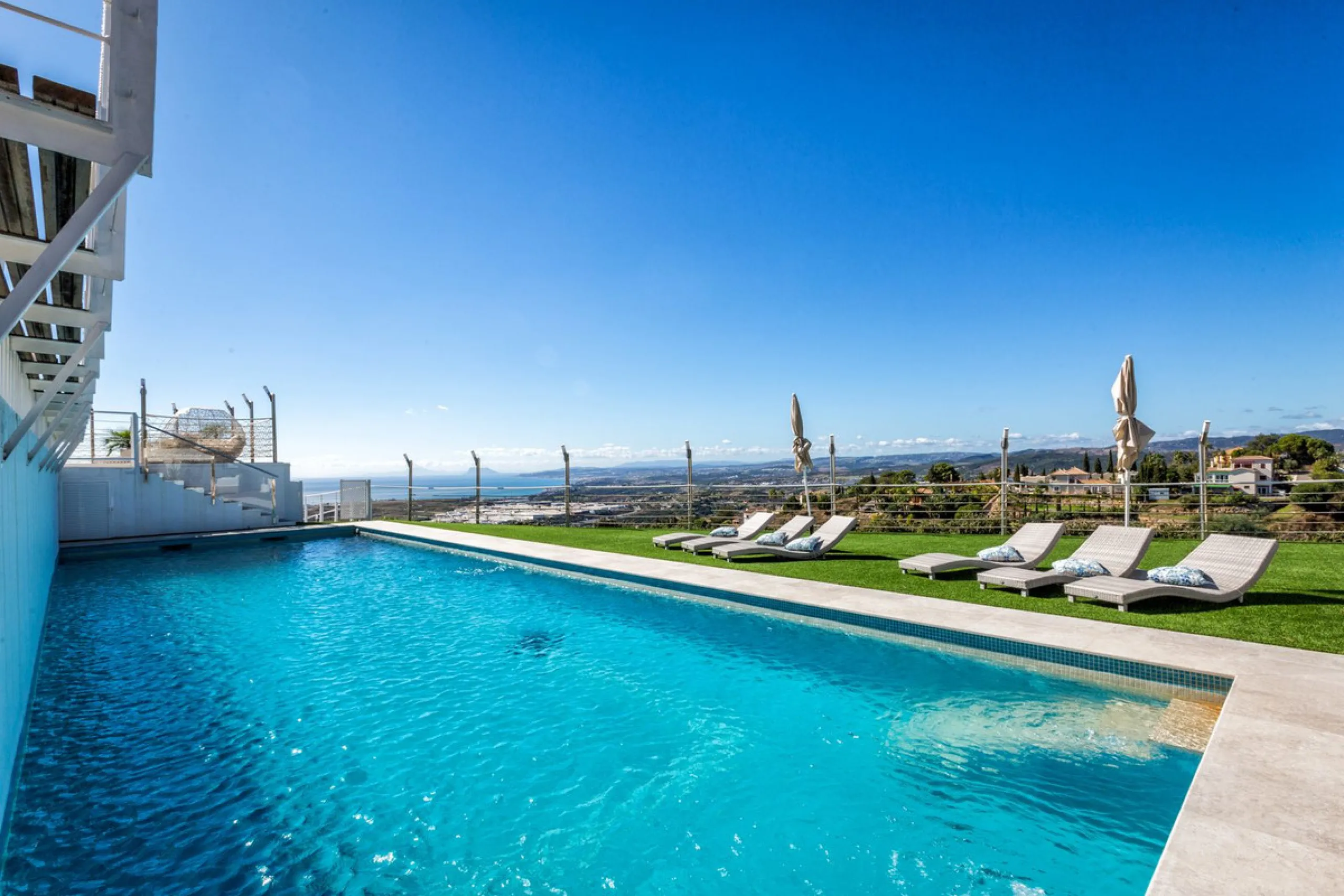 Magnificent contemporary-style villa, located just a 5-minute drive from the center of Estepona, in a privileged natural setting offering complete privacy and panoramic views of the sea, mountains, Gibraltar, and Africa. The property sits on a large plot 