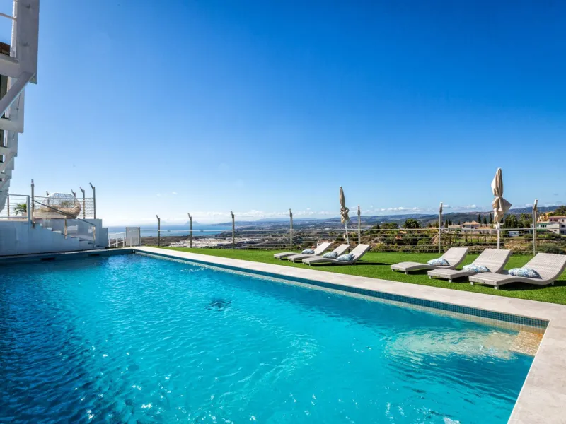 Magnificent contemporary-style villa, located just a 5-minute drive from the center of Estepona, in a privileged natural setting offering complete privacy and panoramic views of the sea, mountains, Gibraltar, and Africa. The property sits on a large plot 