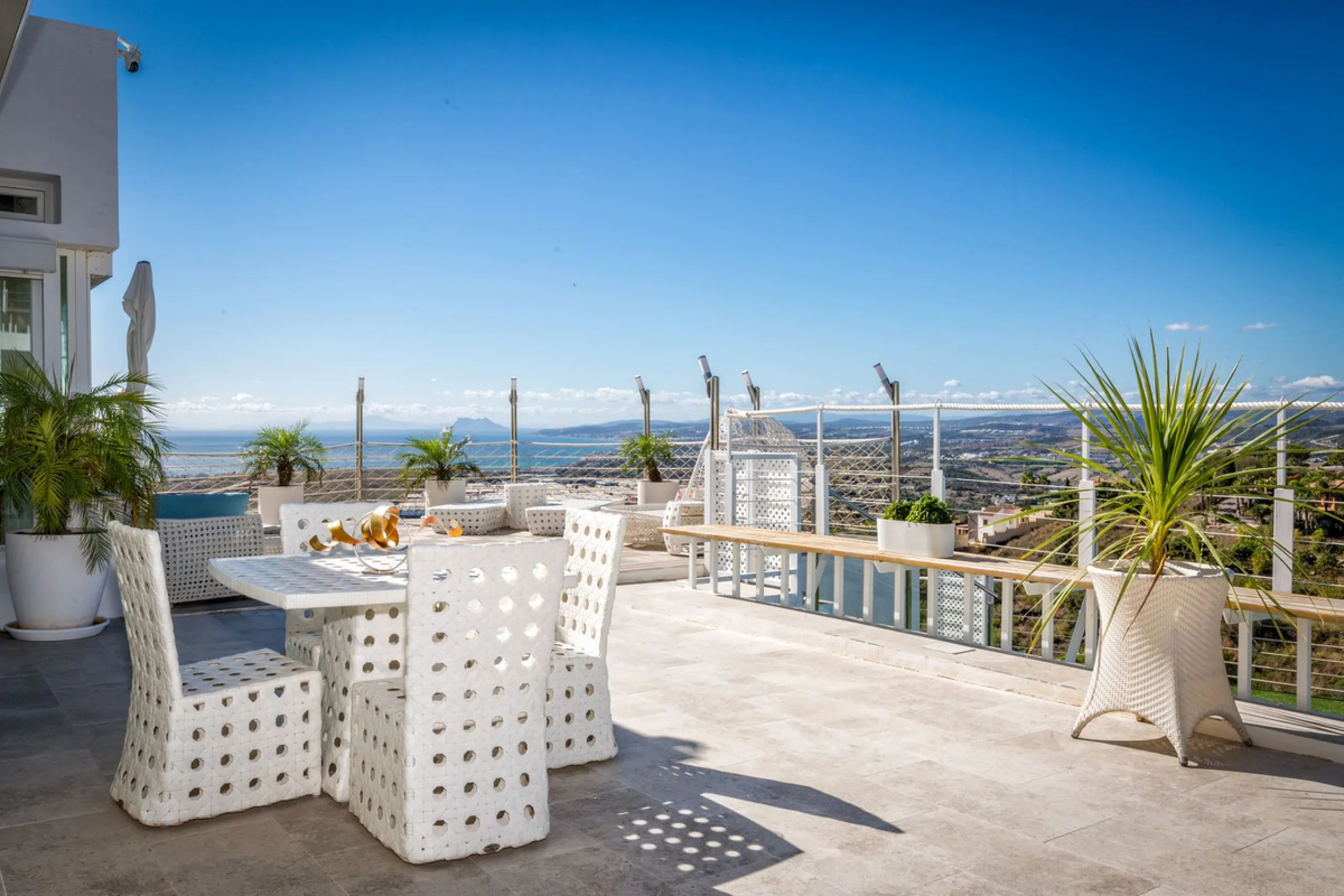 Magnificent contemporary-style villa, located just a 5-minute drive from the center of Estepona, in a privileged natural setting offering complete privacy and panoramic views of the sea, mountains, Gibraltar, and Africa. The property sits on a large plot 