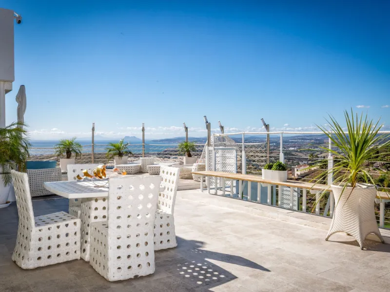 Magnificent contemporary-style villa, located just a 5-minute drive from the center of Estepona, in a privileged natural setting offering complete privacy and panoramic views of the sea, mountains, Gibraltar, and Africa. The property sits on a large plot 