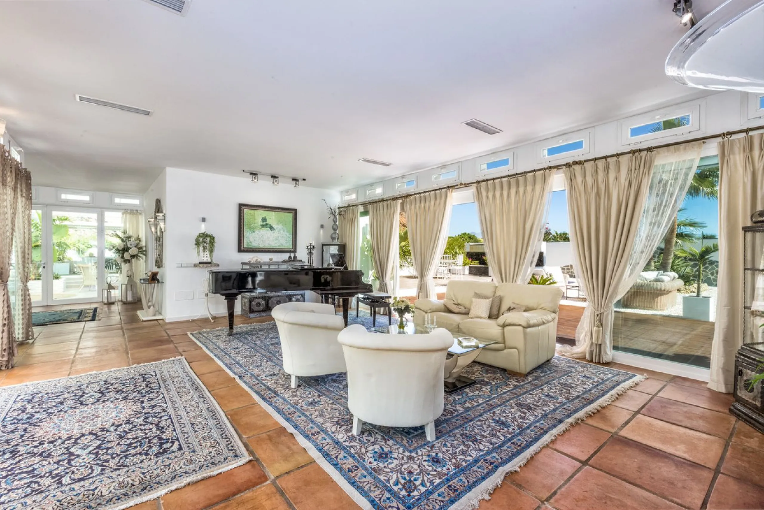 Magnificent contemporary-style villa, located just a 5-minute drive from the center of Estepona, in a privileged natural setting offering complete privacy and panoramic views of the sea, mountains, Gibraltar, and Africa. The property sits on a large plot 