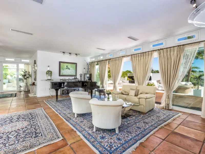 Magnificent contemporary-style villa, located just a 5-minute drive from the center of Estepona, in a privileged natural setting offering complete privacy and panoramic views of the sea, mountains, Gibraltar, and Africa. The property sits on a large plot 