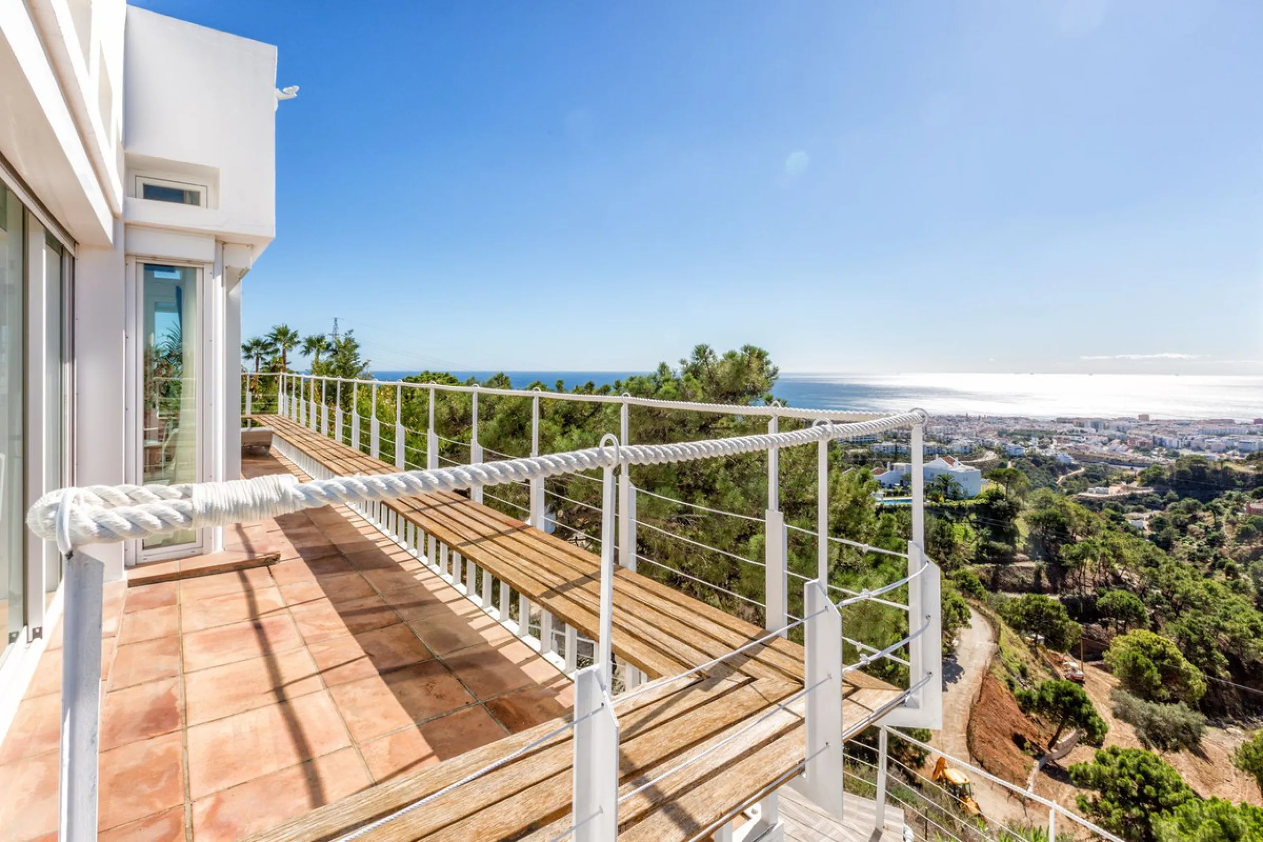 Magnificent contemporary-style villa, located just a 5-minute drive from the center of Estepona, in a privileged natural setting offering complete privacy and panoramic views of the sea, mountains, Gibraltar, and Africa. The property sits on a large plot 