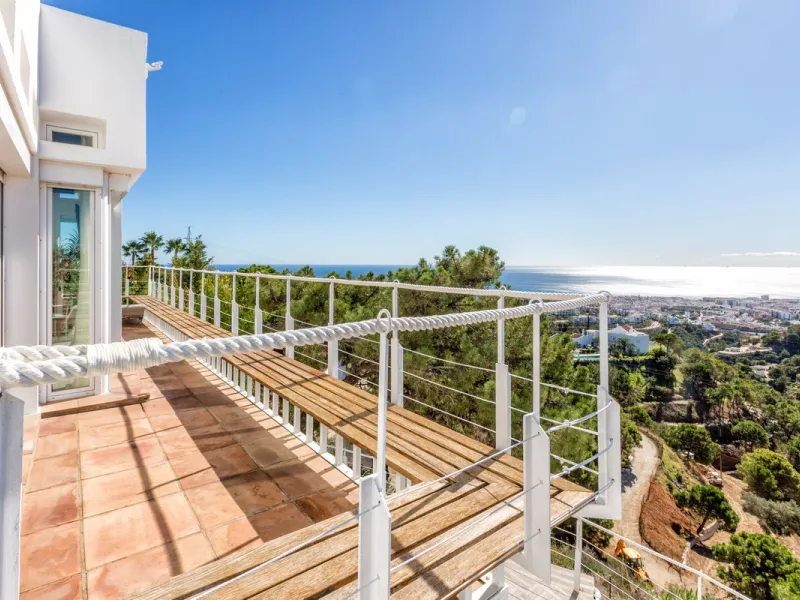 Magnificent contemporary-style villa, located just a 5-minute drive from the center of Estepona, in a privileged natural setting offering complete privacy and panoramic views of the sea, mountains, Gibraltar, and Africa. The property sits on a large plot 