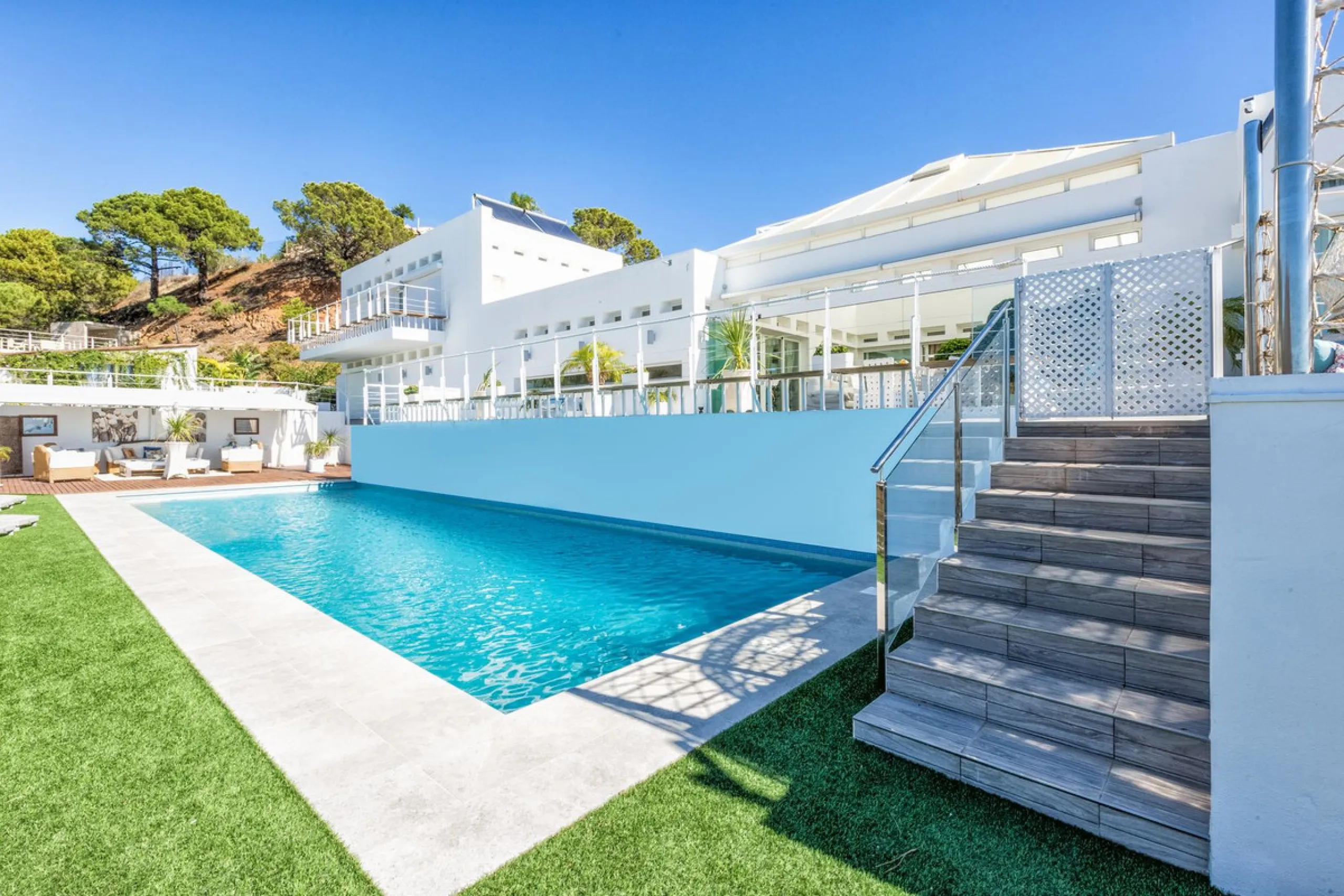 Magnificent contemporary-style villa, located just a 5-minute drive from the center of Estepona, in a privileged natural setting offering complete privacy and panoramic views of the sea, mountains, Gibraltar, and Africa. The property sits on a large plot 