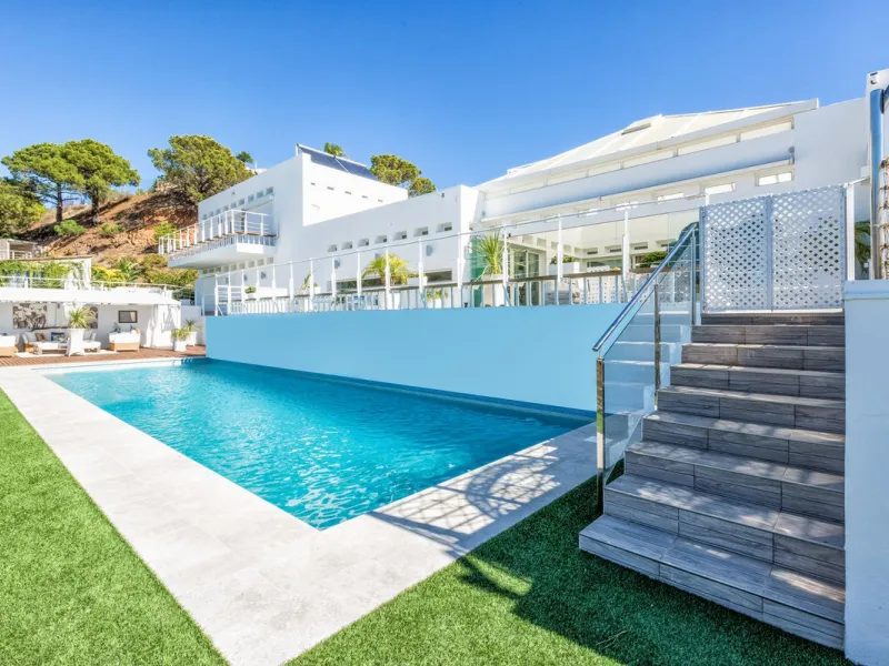Magnificent contemporary-style villa, located just a 5-minute drive from the center of Estepona, in a privileged natural setting offering complete privacy and panoramic views of the sea, mountains, Gibraltar, and Africa. The property sits on a large plot 