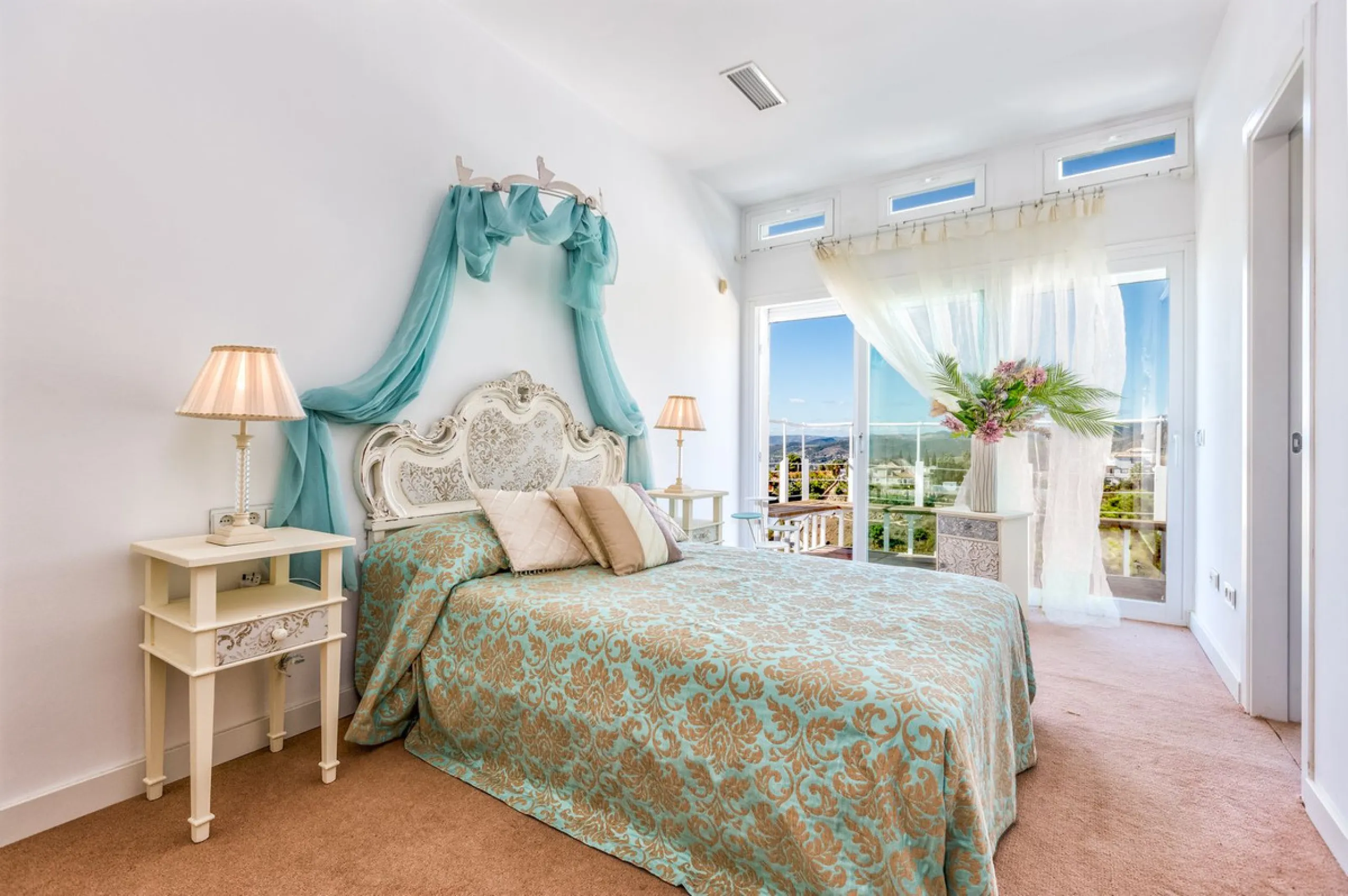 Magnificent contemporary-style villa, located just a 5-minute drive from the center of Estepona, in a privileged natural setting offering complete privacy and panoramic views of the sea, mountains, Gibraltar, and Africa. The property sits on a large plot 