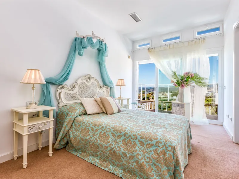 Magnificent contemporary-style villa, located just a 5-minute drive from the center of Estepona, in a privileged natural setting offering complete privacy and panoramic views of the sea, mountains, Gibraltar, and Africa. The property sits on a large plot 