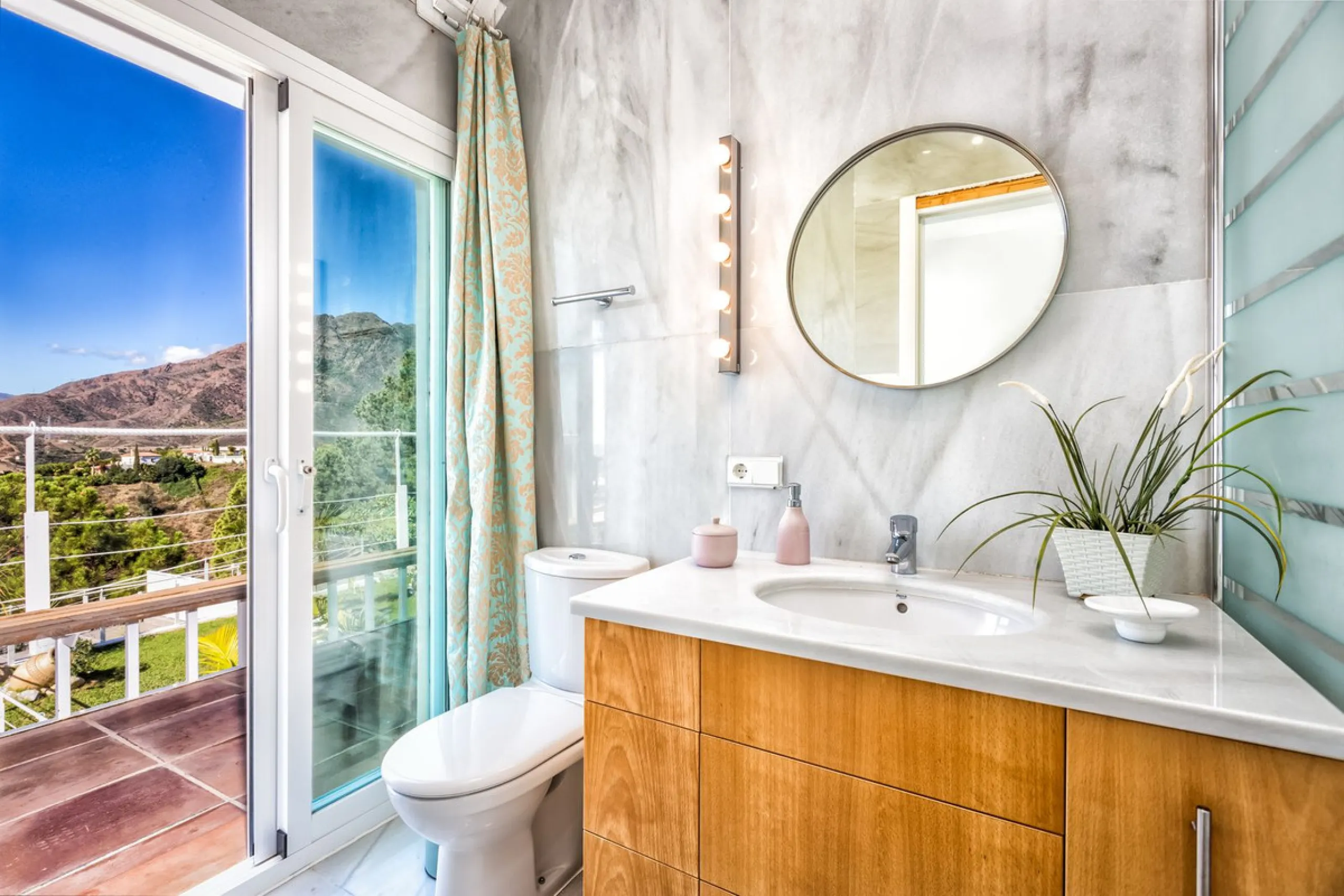 Magnificent contemporary-style villa, located just a 5-minute drive from the center of Estepona, in a privileged natural setting offering complete privacy and panoramic views of the sea, mountains, Gibraltar, and Africa. The property sits on a large plot 