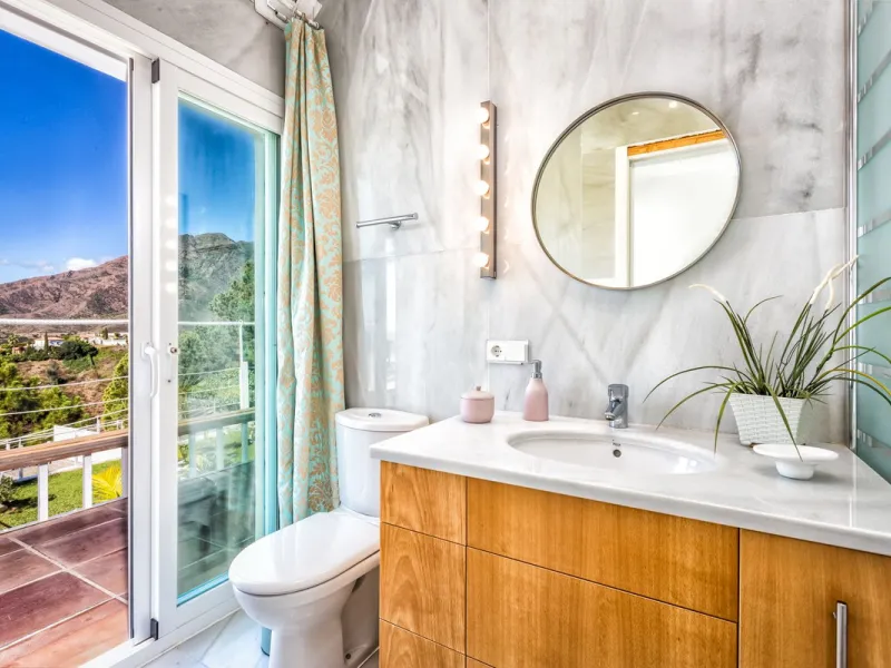 Magnificent contemporary-style villa, located just a 5-minute drive from the center of Estepona, in a privileged natural setting offering complete privacy and panoramic views of the sea, mountains, Gibraltar, and Africa. The property sits on a large plot 