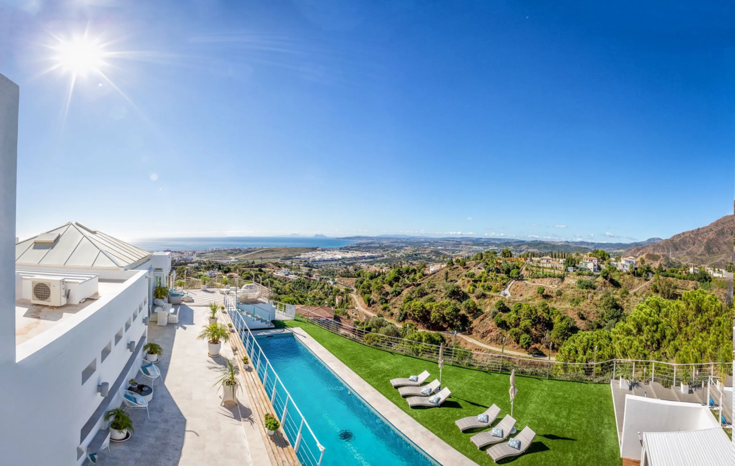 Magnificent contemporary-style villa, located just a 5-minute drive from the center of Estepona, in a privileged natural setting offering complete privacy and panoramic views of the sea, mountains, Gibraltar, and Africa. The property sits on a large plot 