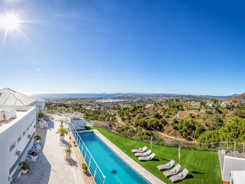 Magnificent contemporary-style villa, located just a 5-minute drive from the center of Estepona, in a privileged natural setting offering complete privacy and panoramic views of the sea, mountains, Gibraltar, and Africa. The property sits on a large plot 