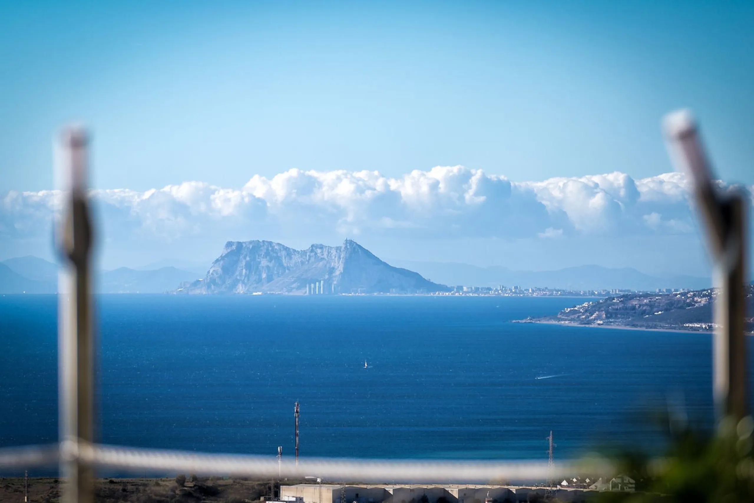 Magnificent contemporary-style villa, located just a 5-minute drive from the center of Estepona, in a privileged natural setting offering complete privacy and panoramic views of the sea, mountains, Gibraltar, and Africa. The property sits on a large plot 
