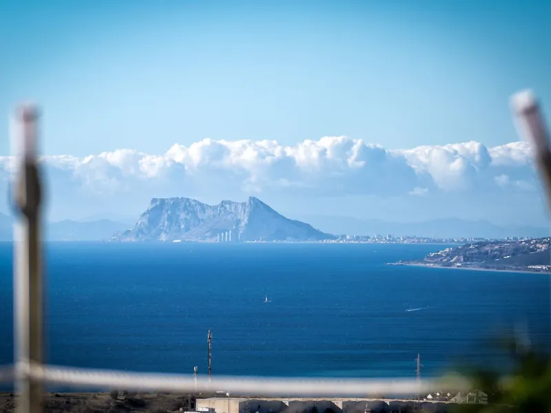 Magnificent contemporary-style villa, located just a 5-minute drive from the center of Estepona, in a privileged natural setting offering complete privacy and panoramic views of the sea, mountains, Gibraltar, and Africa. The property sits on a large plot 